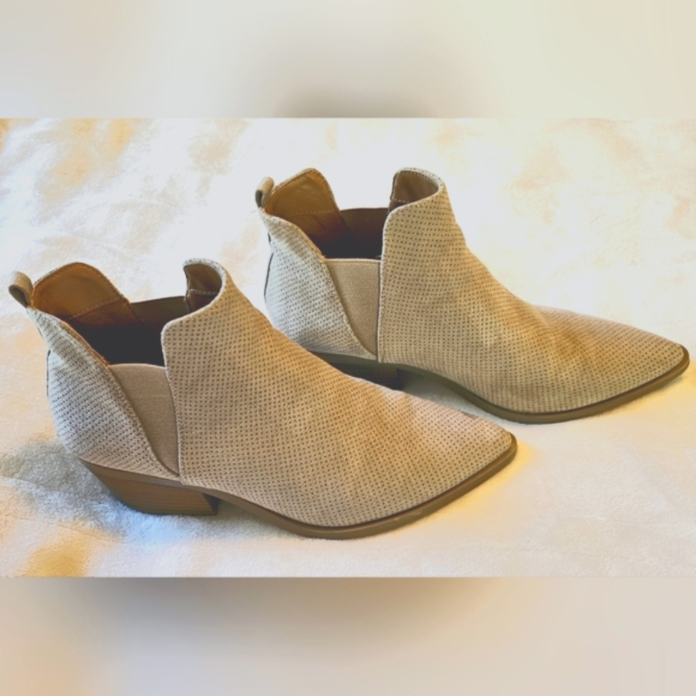 Universal Thread Sylvie Ankle Boots in Taupe Faux Suede 2” Heel Size 9.5